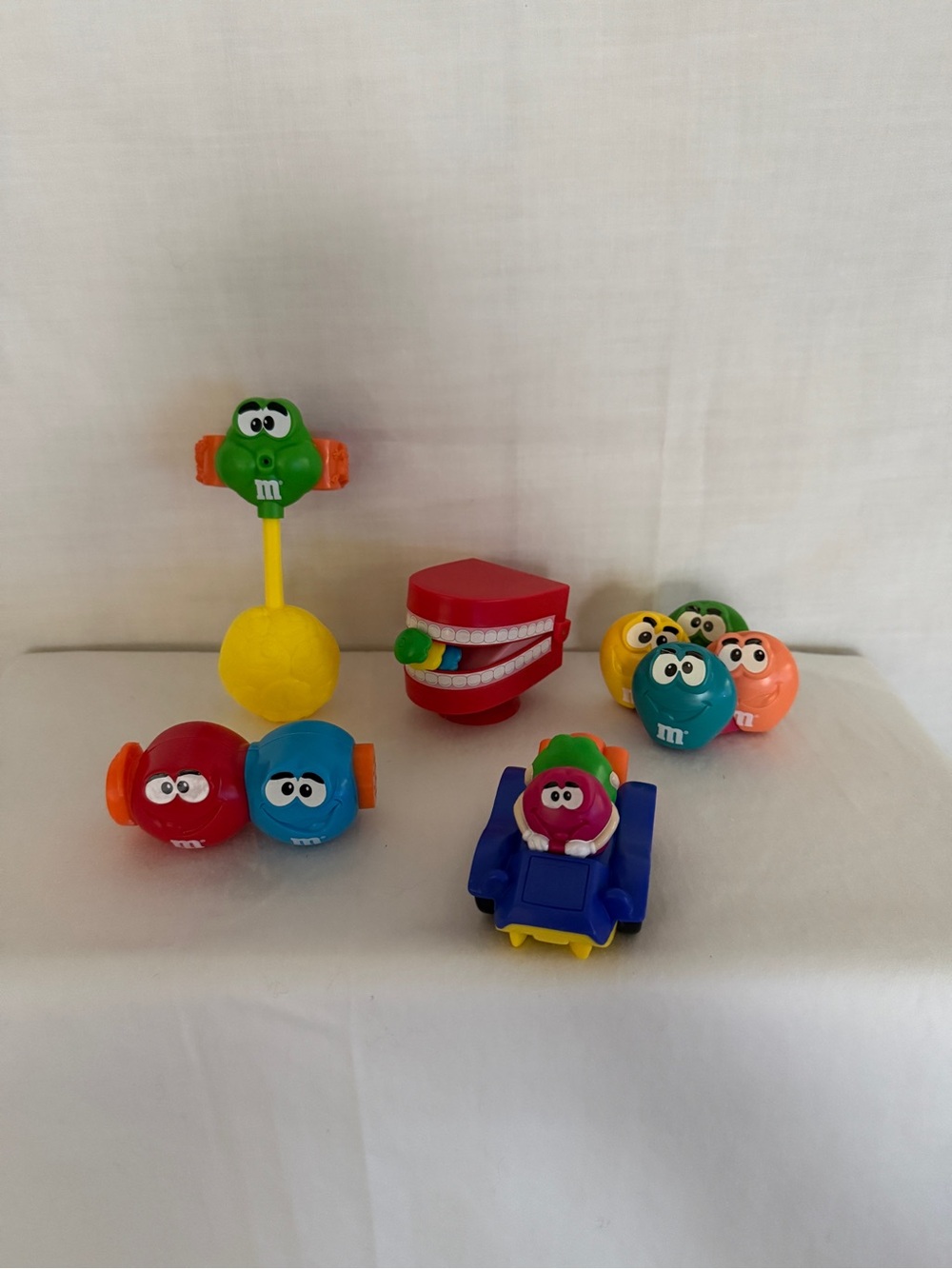 M&M'S Colorful Playset with Green, Red, Blue, Yellow and Orange Figures